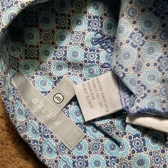 🌼 happy light weight button up blue flowered top - Picture 9 of 11